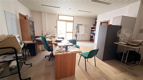 Locale Angolare, Ottima Visibilit&agrave;, 2 vetrine, Ideale Come Studio.
